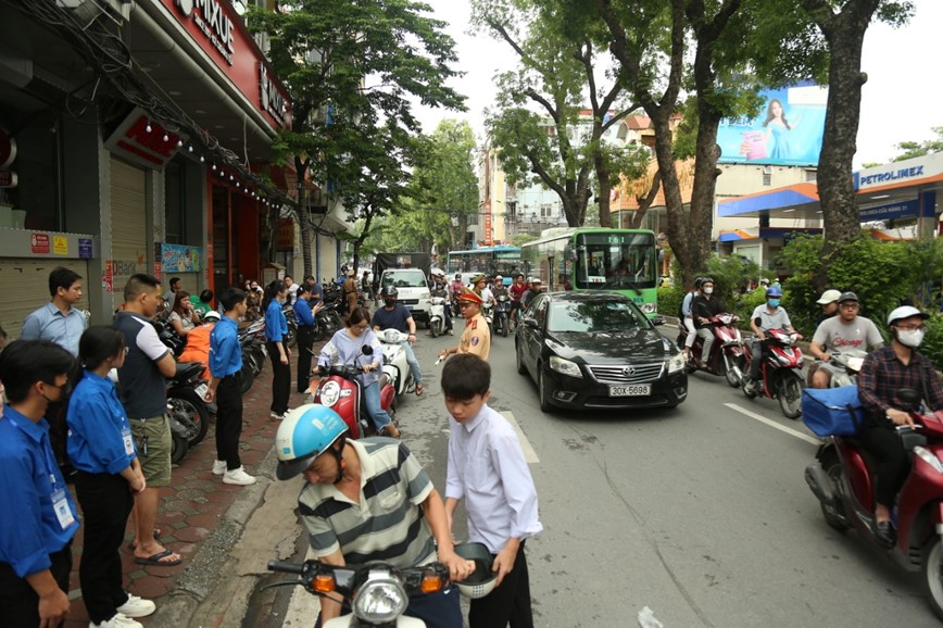 Ha Noi: Giao thong thuan loi, an toan trong ngay dau ky thi vao lop 10 - Hinh anh 8