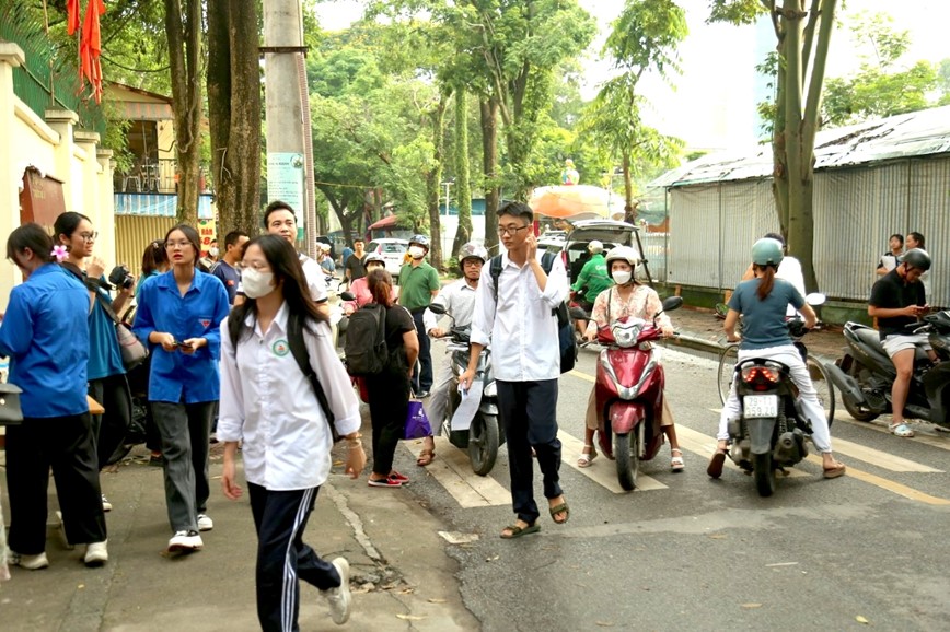 Ha Noi: Giao thong thuan loi, an toan trong ngay dau ky thi vao lop 10 - Hinh anh 7