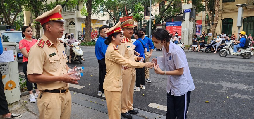 Ha Noi: Giao thong thuan loi, an toan trong ngay dau ky thi vao lop 10 - Hinh anh 6