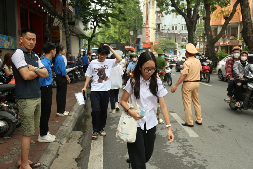 Ha Noi: Giao thong thuan loi, an toan trong ngay dau ky thi vao lop 10 - Hinh anh 1