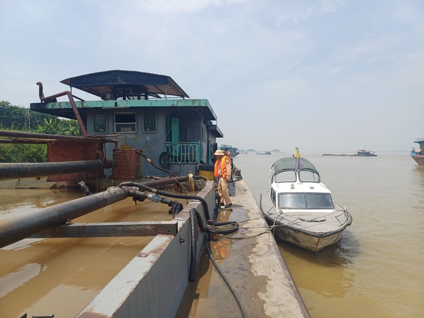 Bat giu 2 tau hut, cho cat khong ro nguon goc tren song Hong - Hinh anh 1