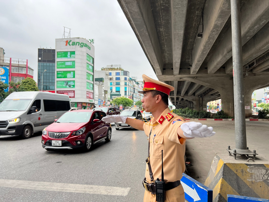 Canh sat giao thong Ha Noi xay dung ke hoach bao dam cac si tu di lai an toan trong ky thi THPT - Hinh anh 1