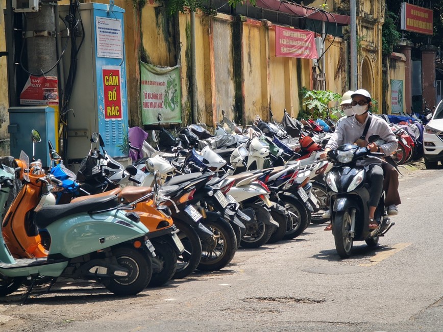 Quan Ba Dinh: Pho Nguyen Trung Truc bi chiem dung long duong de trong xe - Hinh anh 3