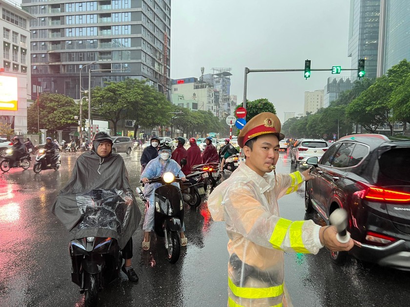 Luc luong CSGT ung truc tren duong, ho tro nguoi dan di lai trong bao    ​ - Hinh anh 1