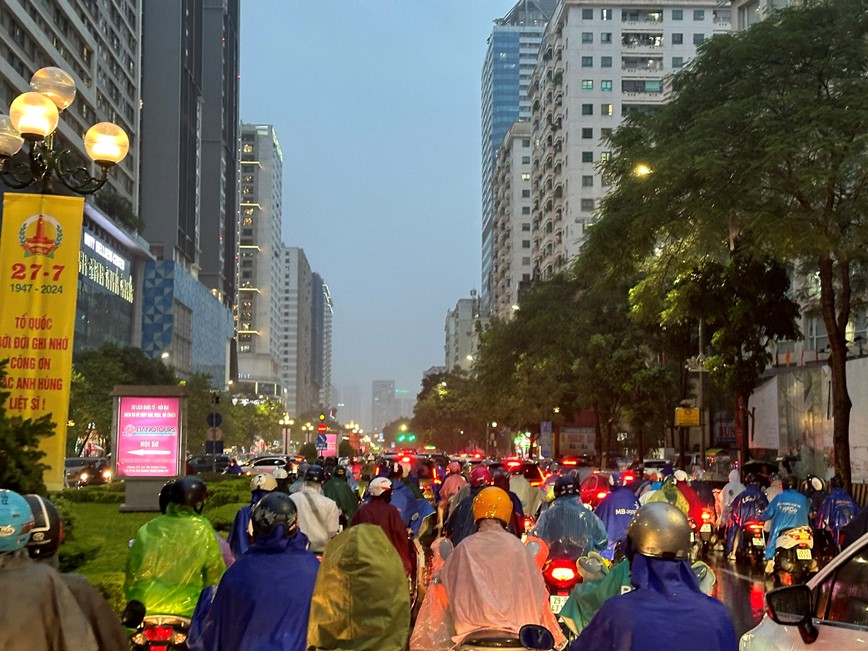 Mua lon keo dai ca ngay, nhieu tuyen duong Ha Noi un tac  - Hinh anh 11