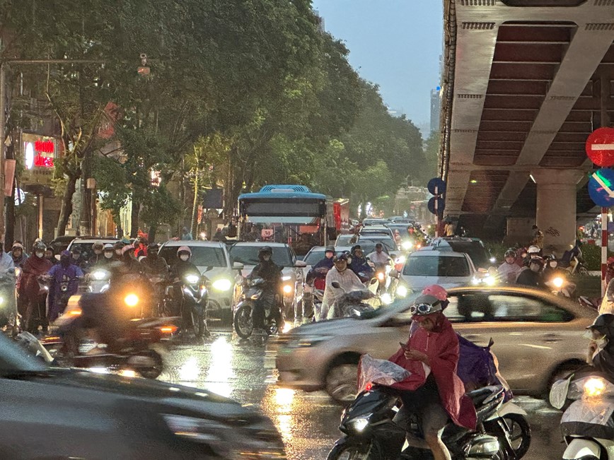 Mua lon keo dai ca ngay, nhieu tuyen duong Ha Noi un tac  - Hinh anh 9