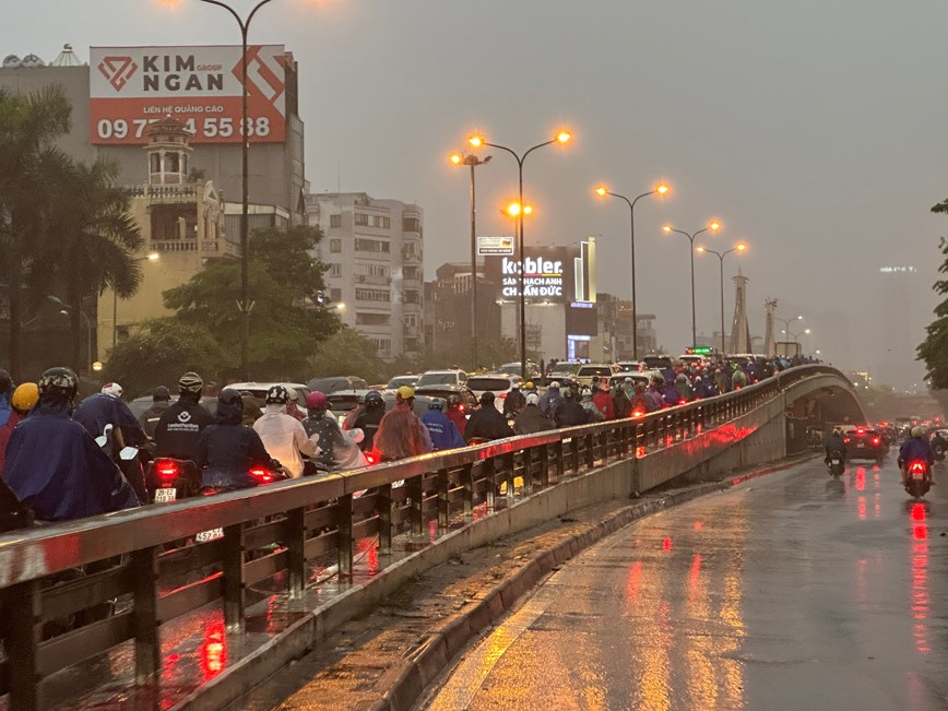 Mua lon keo dai ca ngay, nhieu tuyen duong Ha Noi un tac  - Hinh anh 7