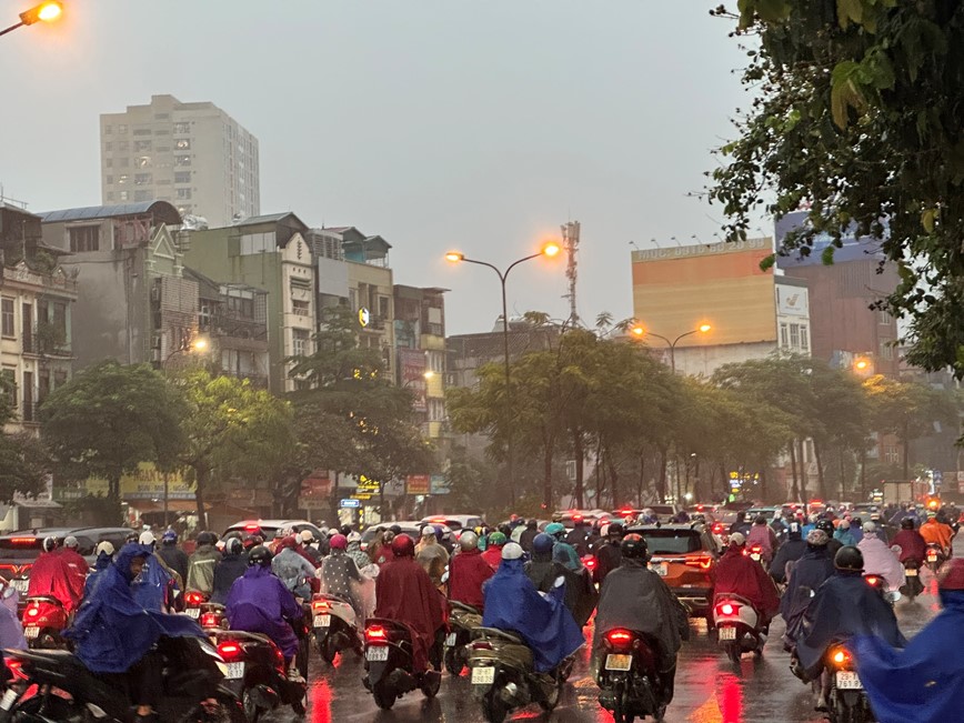 Mua lon keo dai ca ngay, nhieu tuyen duong Ha Noi un tac  - Hinh anh 6