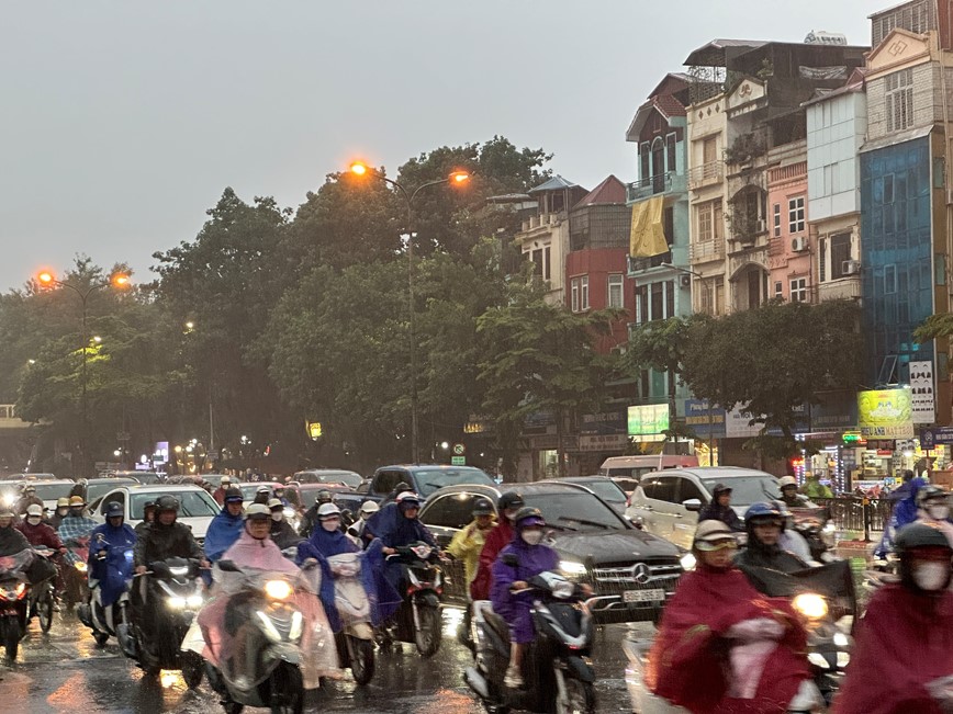 Mua lon keo dai ca ngay, nhieu tuyen duong Ha Noi un tac  - Hinh anh 5