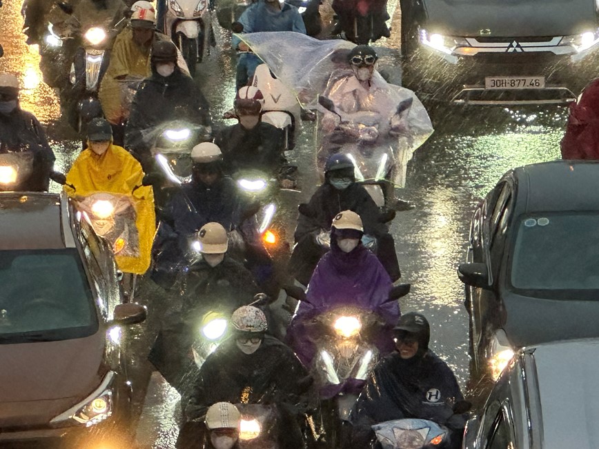 Mua lon keo dai ca ngay, nhieu tuyen duong Ha Noi un tac  - Hinh anh 4