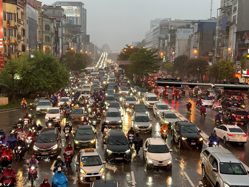 Mua lon keo dai ca ngay, nhieu tuyen duong Ha Noi un tac  - Hinh anh 3