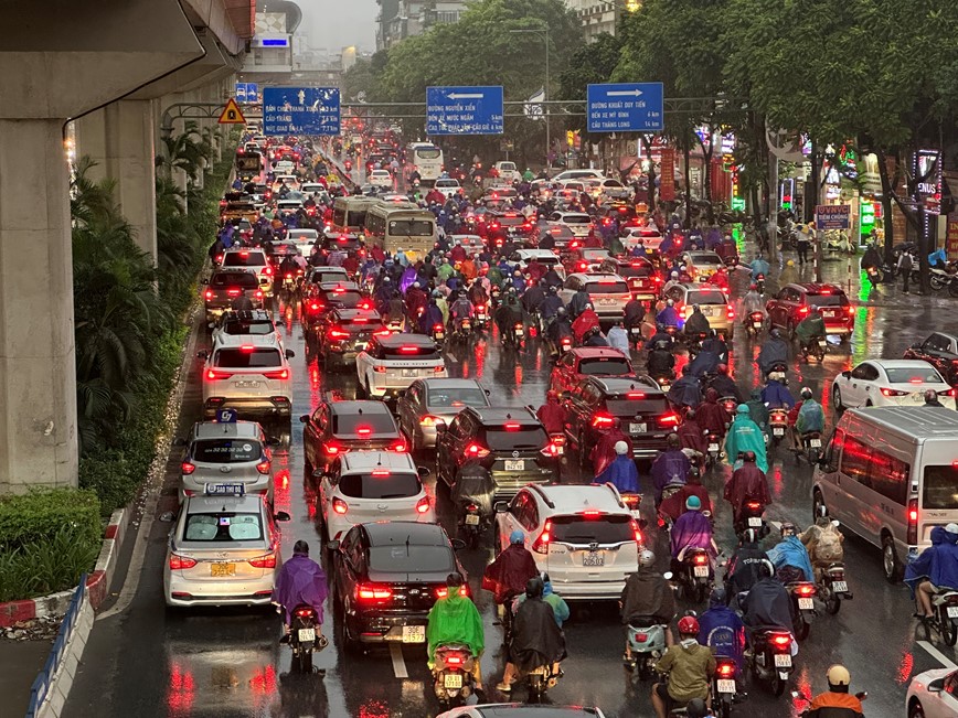 Mua lon keo dai ca ngay, nhieu tuyen duong Ha Noi un tac  - Hinh anh 1