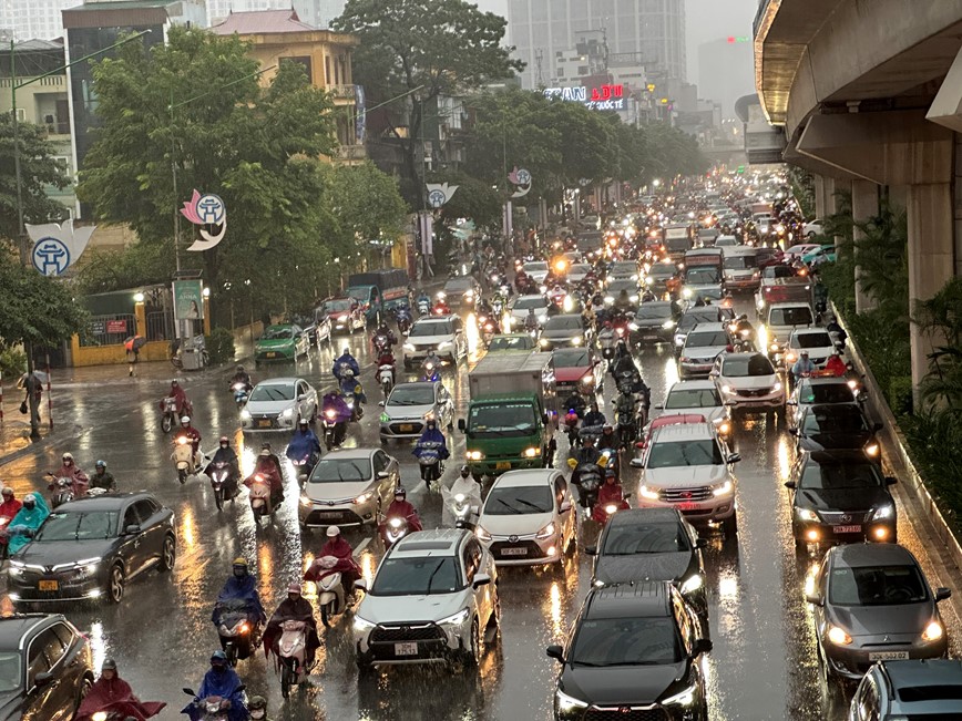 Mua lon keo dai ca ngay, nhieu tuyen duong Ha Noi un tac  - Hinh anh 2