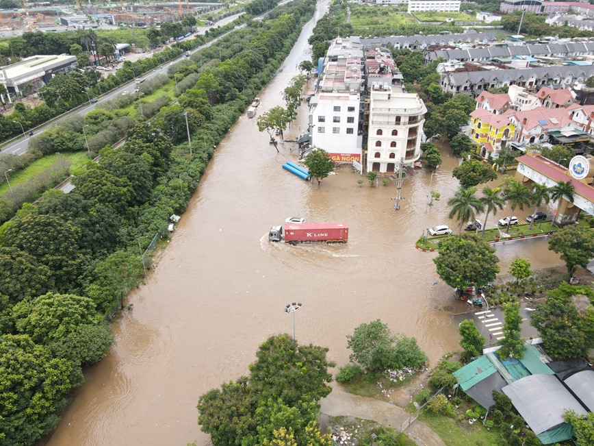 Giao thong qua duong gom Dai lo Thang Long te liet vi ngap sau - Hinh anh 7