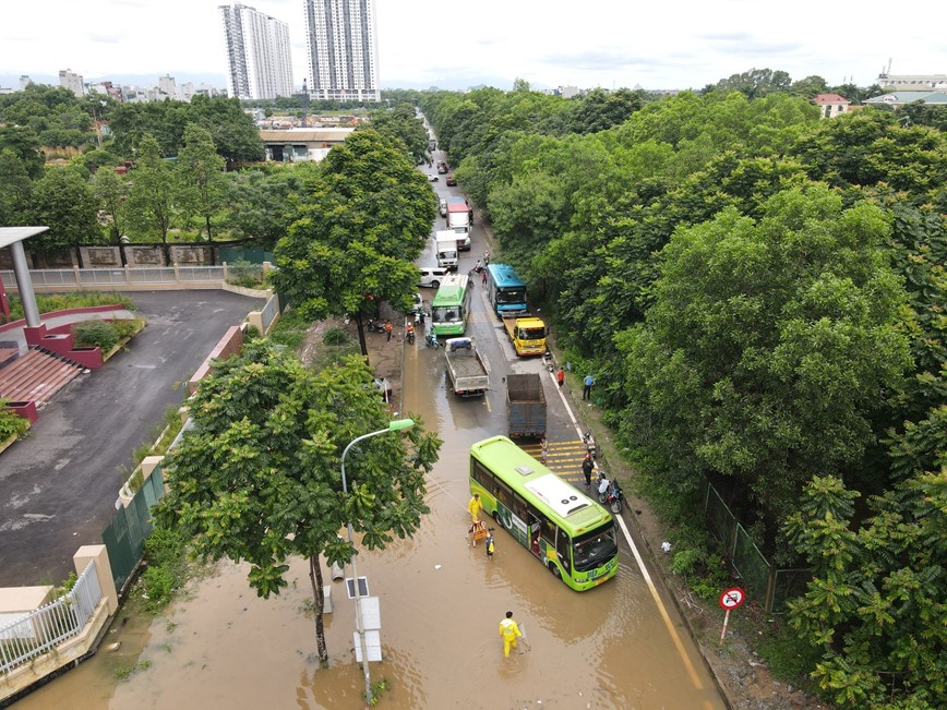 Giao thong qua duong gom Dai lo Thang Long te liet vi ngap sau - Hinh anh 5