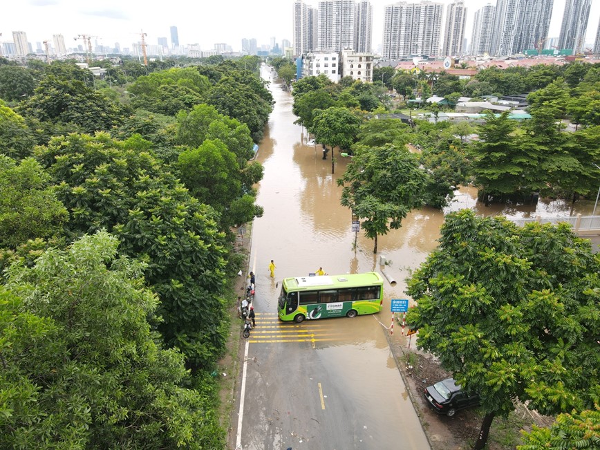 Giao thong qua duong gom Dai lo Thang Long te liet vi ngap sau - Hinh anh 1