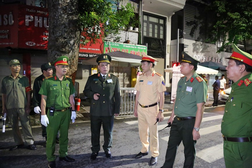 CSGT Ha Noi tham lang “giu duong” tren hanh trinh dua Tong Bi thu Nguyen Phu Trong ve noi an nghi - Hinh anh 2