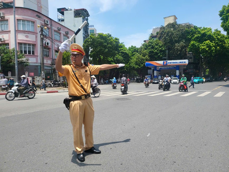 CSGT Ha Noi tham lang “giu duong” tren hanh trinh dua Tong Bi thu Nguyen Phu Trong ve noi an nghi - Hinh anh 5