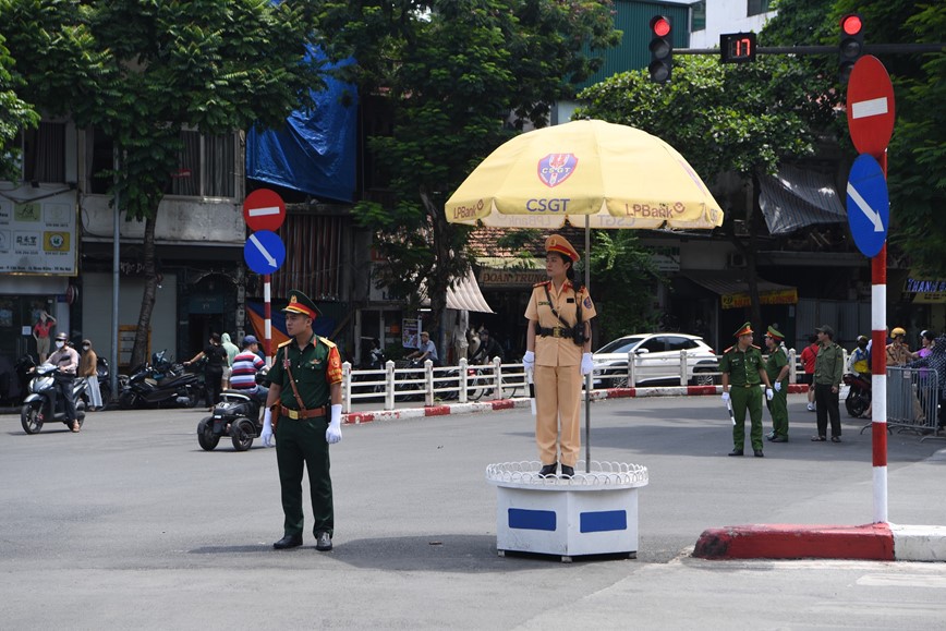 CSGT Ha Noi tham lang “giu duong” tren hanh trinh dua Tong Bi thu Nguyen Phu Trong ve noi an nghi - Hinh anh 3