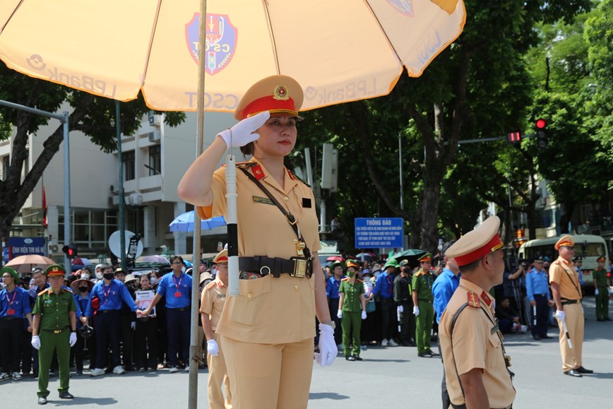 CSGT Ha Noi tham lang “giu duong” tren hanh trinh dua Tong Bi thu Nguyen Phu Trong ve noi an nghi - Hinh anh 10