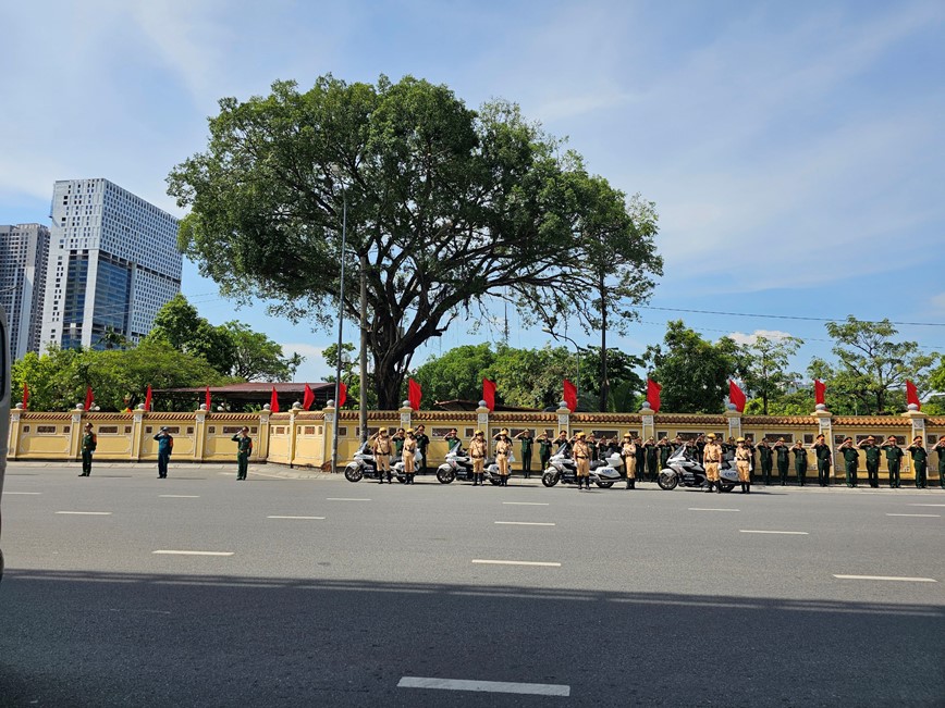 CSGT Ha Noi tham lang “giu duong” tren hanh trinh dua Tong Bi thu Nguyen Phu Trong ve noi an nghi - Hinh anh 11