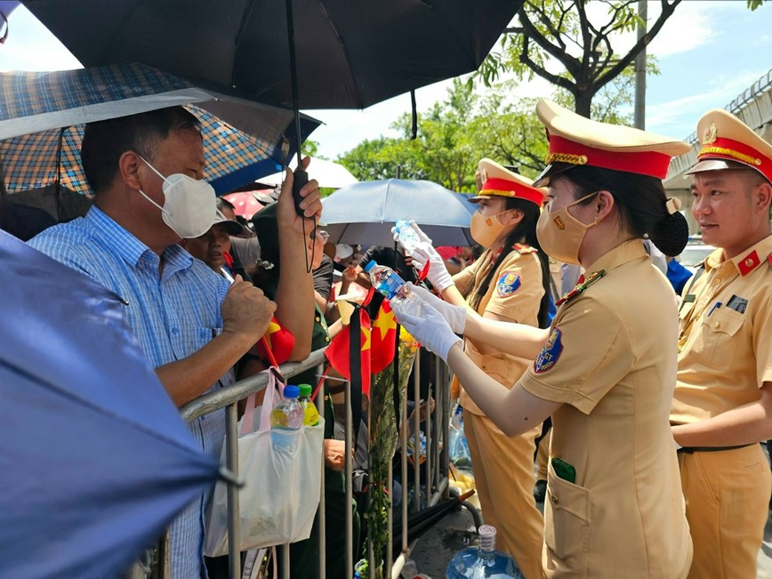 CSGT Ha Noi tham lang “giu duong” tren hanh trinh dua Tong Bi thu Nguyen Phu Trong ve noi an nghi - Hinh anh 9