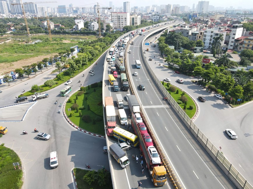 Ha Noi: 5 o to tai nan lien hoan tren duong Vanh dai 3 - Hinh anh 2