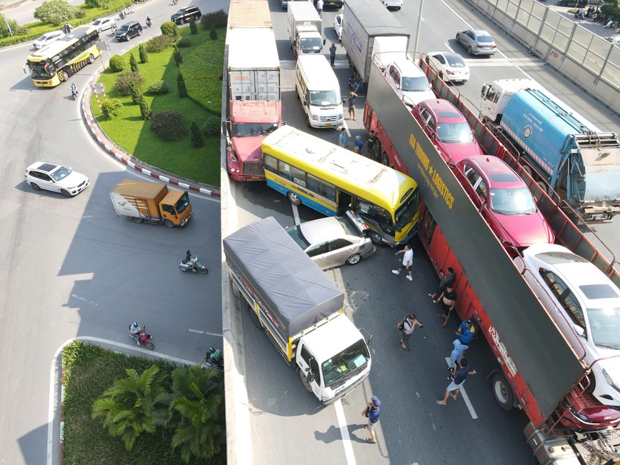 Ha Noi: 5 o to tai nan lien hoan tren duong Vanh dai 3 - Hinh anh 1