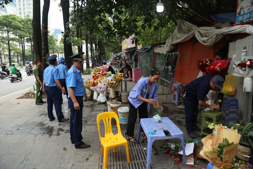 Thanh tra GTVT quan Nam Tu Liem: lap lai ky cuong, trat tu nhieu tuyen duong - Hinh anh 3