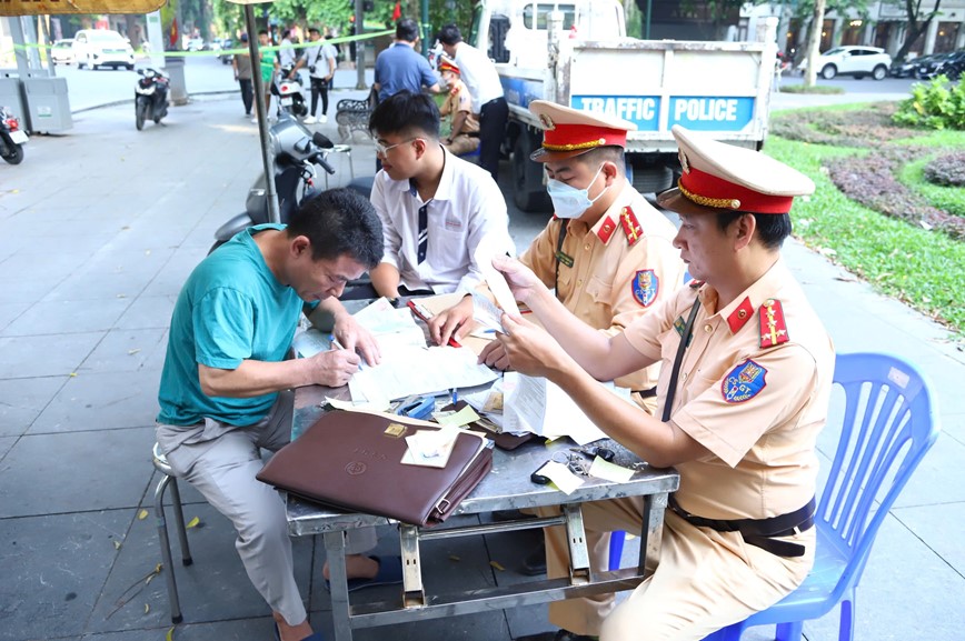 Nhieu phu huynh va hoc sinh di khai giang vi pham luat giao thong bi xu phat - Hinh anh 3