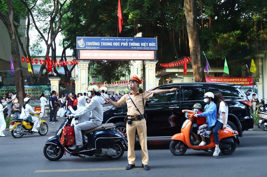 Nhieu phu huynh va hoc sinh di khai giang vi pham luat giao thong bi xu phat - Hinh anh 1