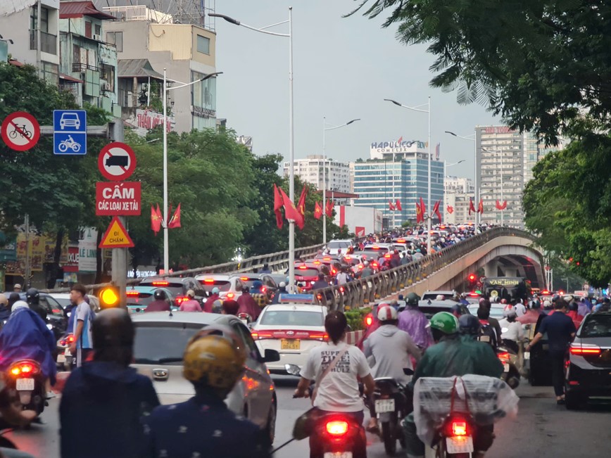 Ha Noi mua lon, giao thong “te liet“ - Hinh anh 7