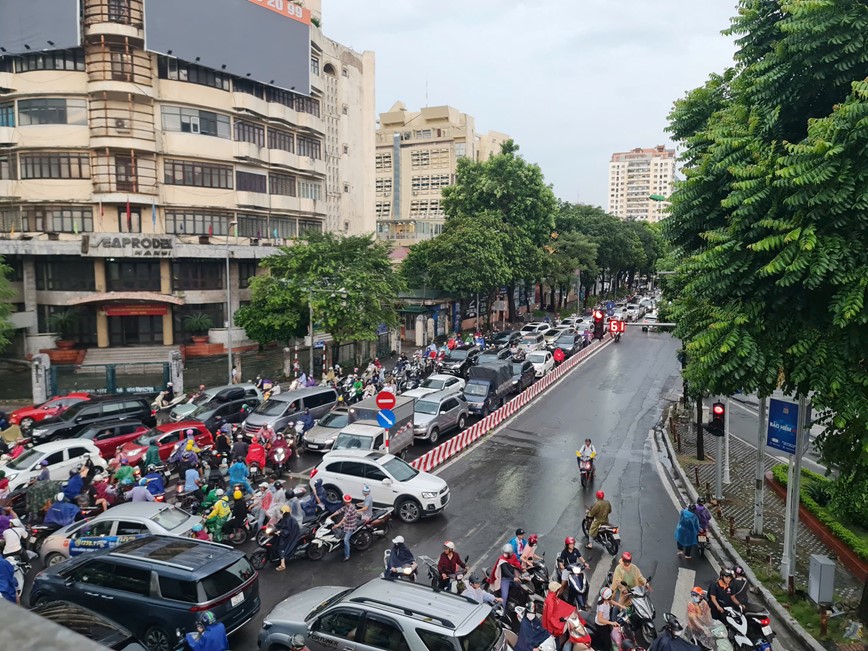 Ha Noi mua lon, giao thong “te liet“ - Hinh anh 6