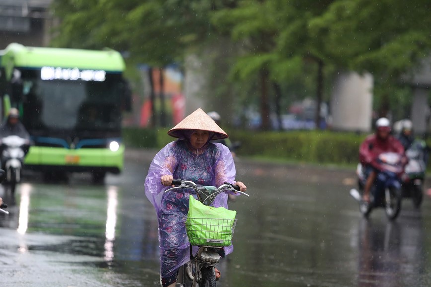 Gio giat manh kem mua lon, duong pho Ha Noi vang ve cho bao di qua - Hinh anh 11