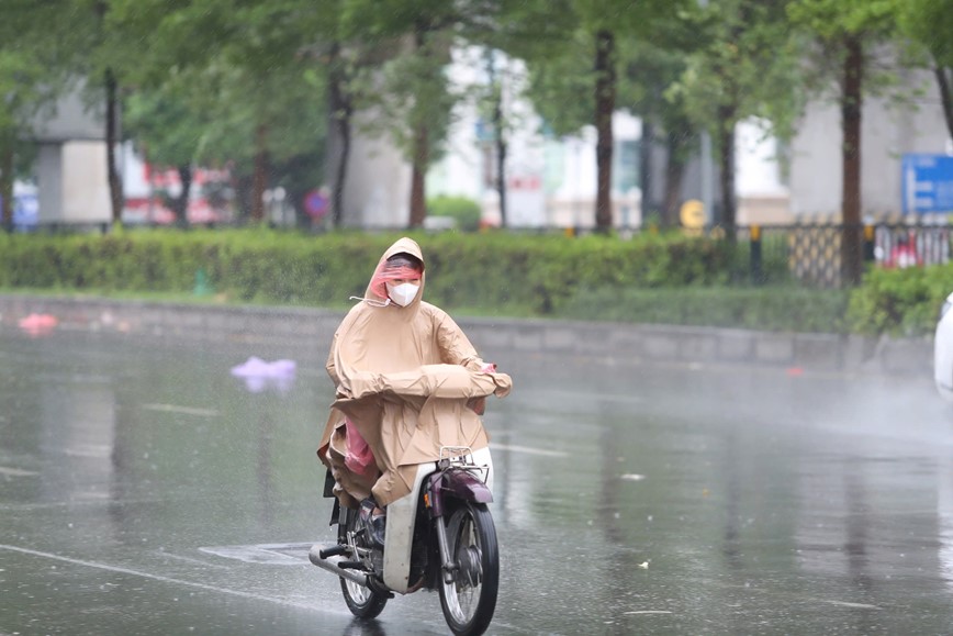 Gio giat manh kem mua lon, duong pho Ha Noi vang ve cho bao di qua - Hinh anh 9