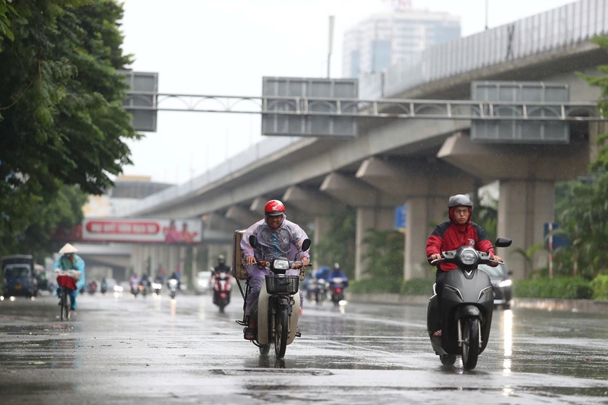 Gio giat manh kem mua lon, duong pho Ha Noi vang ve cho bao di qua - Hinh anh 8