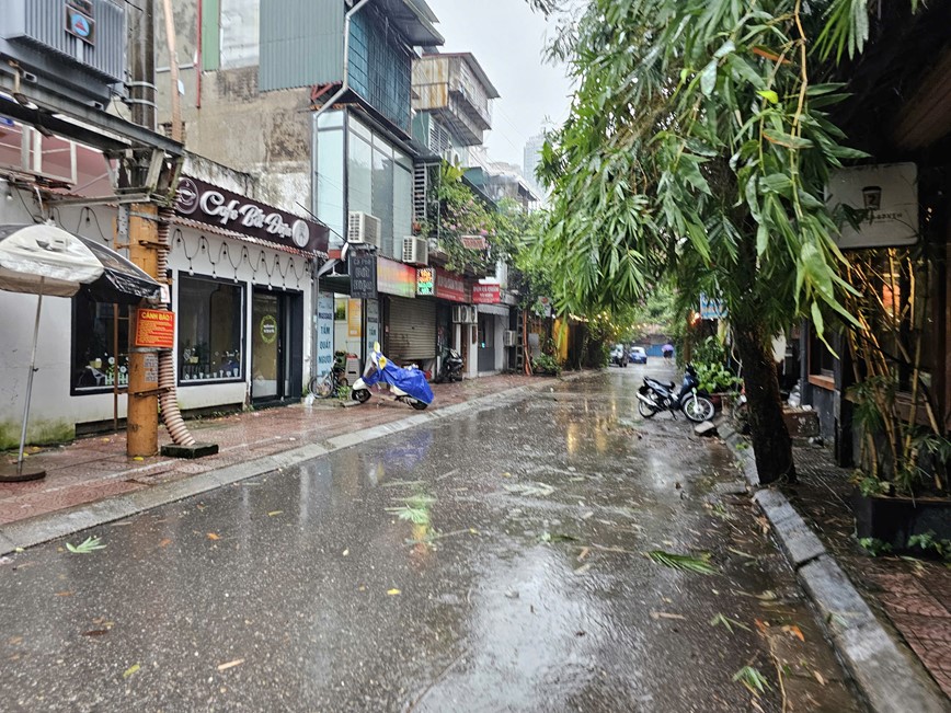 Gio giat manh kem mua lon, duong pho Ha Noi vang ve cho bao di qua - Hinh anh 7