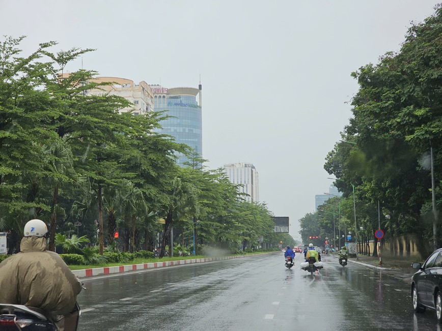 Gio giat manh kem mua lon, duong pho Ha Noi vang ve cho bao di qua - Hinh anh 5