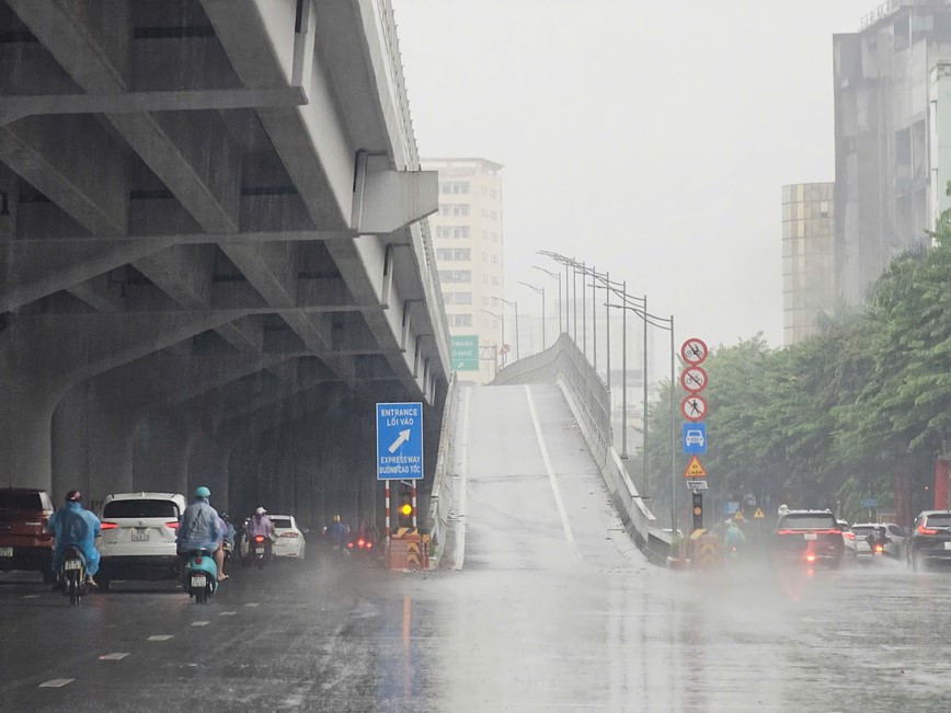 Gio giat manh kem mua lon, duong pho Ha Noi vang ve cho bao di qua - Hinh anh 4