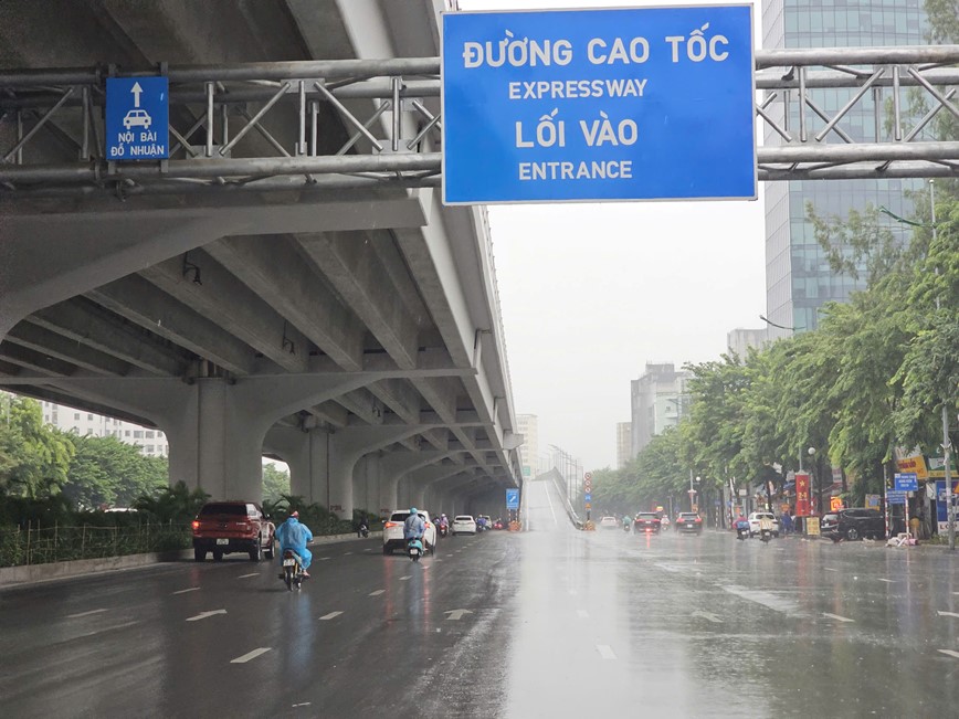 Gio giat manh kem mua lon, duong pho Ha Noi vang ve cho bao di qua - Hinh anh 3