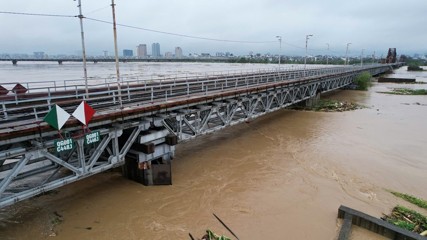 Ha Noi: Cac cau trong yeu tren song Hong van an toan - Hinh anh 10