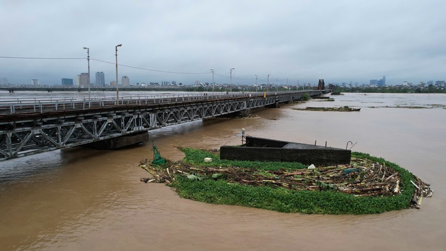 Ha Noi: Cac cau trong yeu tren song Hong van an toan - Hinh anh 1