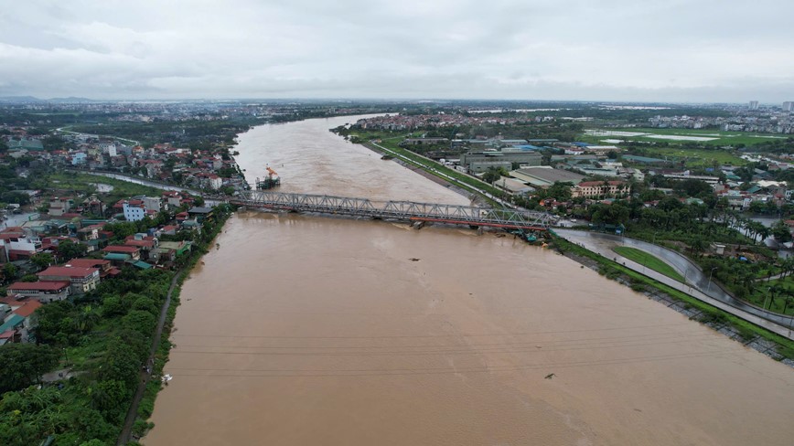 Ha Noi: Cac cau trong yeu tren song Hong van an toan - Hinh anh 2