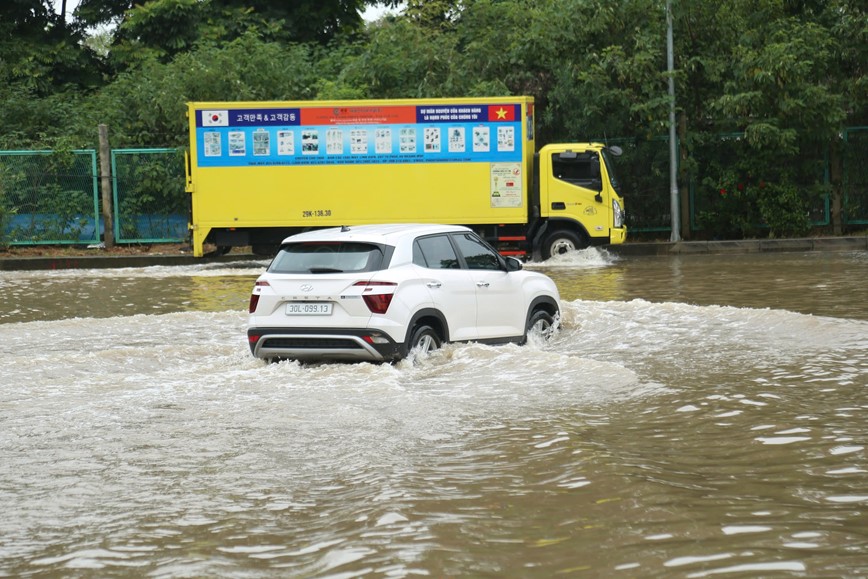 Ha Noi: nhieu tuyen duong ngap bat dau rut nuoc - Hinh anh 2