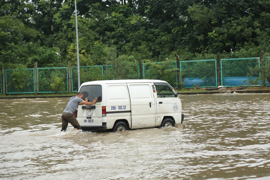 Ha Noi: nhieu tuyen duong ngap bat dau rut nuoc - Hinh anh 12