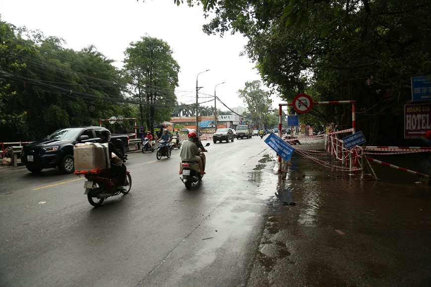 Ha Noi: nhieu tuyen duong ngap bat dau rut nuoc - Hinh anh 11