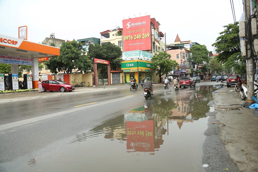 Ha Noi: nhieu tuyen duong ngap bat dau rut nuoc - Hinh anh 10