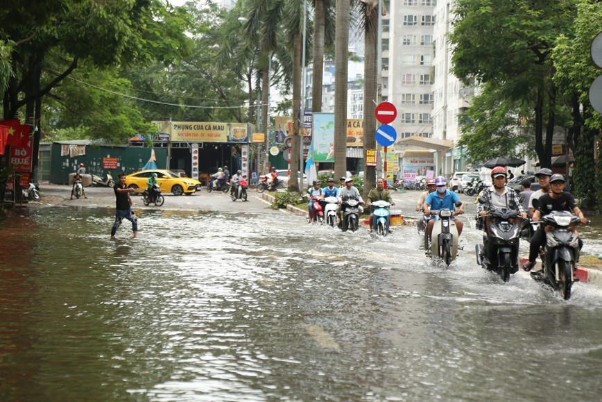 Ha Noi: nhieu tuyen duong ngap bat dau rut nuoc - Hinh anh 9