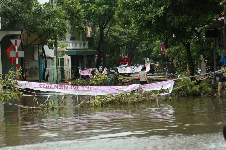 Ha Noi: nhieu tuyen duong ngap bat dau rut nuoc - Hinh anh 8