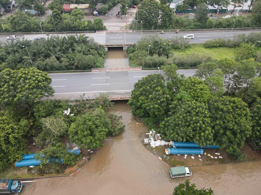 Ha Noi: nhieu tuyen duong ngap bat dau rut nuoc - Hinh anh 6